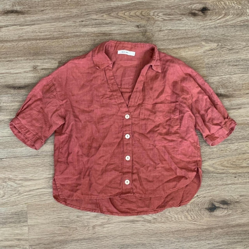 Mod Ref Linen collared button up blouse shirt in red - size small